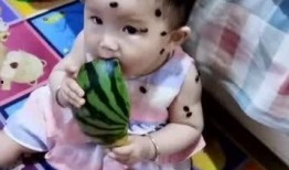 哥哥带着妹妹吃瓜视频,温馨互动萌翻网友