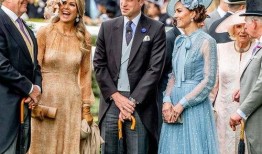 荷兰男名媛吃瓜