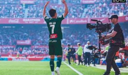 西班牙人吃瓜,瓜果飘香，尽享清凉时光