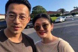 荷兰男名媛吃瓜