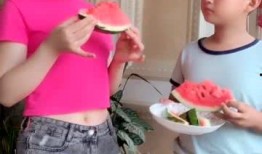 弟弟和表姐吃瓜,弟弟与表姐的欢乐吃瓜时光