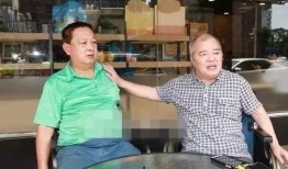 舅舅吃瓜吓侄女,家庭欢乐瞬间