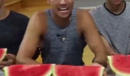 4人快乐吃瓜,瓜香四溢的温馨时光