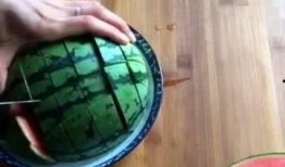 别人切瓜给我吃,切瓜传情，共享美好时光