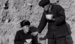 阿福在农村吃瓜,瓜果飘香里的欢乐时光