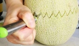 吃哈密瓜吃脱臼了,吃瓜脱臼惊魂记