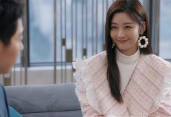 吃瓜让女友陪老总,吃瓜女友意外成为老总青睐的神秘助力