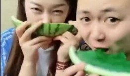 妹子吃瓜方式,揭秘妹子们的独特吃瓜姿势