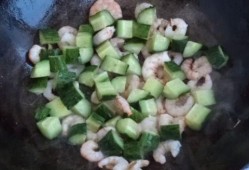 小瓜和虾可以吃在一起吗