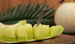 吃蜜瓜水果冰淇淋