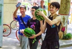 潍坊学生跳舞吃瓜