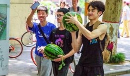 潍坊学生跳舞吃瓜