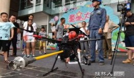 吃瓜群众围观飞机,揭秘飞机背后的故事