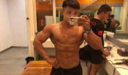 54秒腹肌男吃瓜,揭秘健身达人日常小趣事