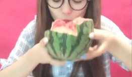 妹子吃瓜方式,揭秘妹子们的独特吃瓜姿势