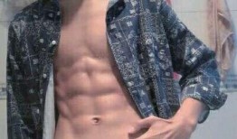 54秒腹肌男吃瓜,揭秘健身达人日常小趣事