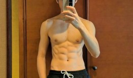 54秒腹肌男吃瓜,揭秘健身达人日常小趣事