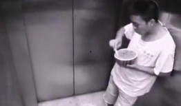 电梯吃瓜被丢出去,吃瓜群众意外被抛出，安全意识警钟长鸣