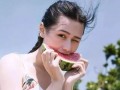 头像女夏日吃瓜,美女头像下的清凉一夏