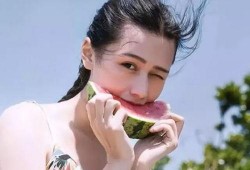 头像女夏日吃瓜,美女头像下的清凉一夏