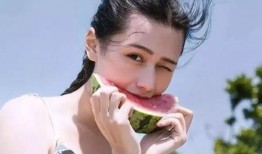 头像女夏日吃瓜,美女头像下的清凉一夏