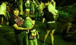 学校吃瓜看人打架事件