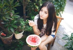 妹子吃瓜方式,揭秘妹子们的独特吃瓜姿势