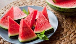 立秋儿童吃瓜,儿童欢享甜蜜瓜果盛宴